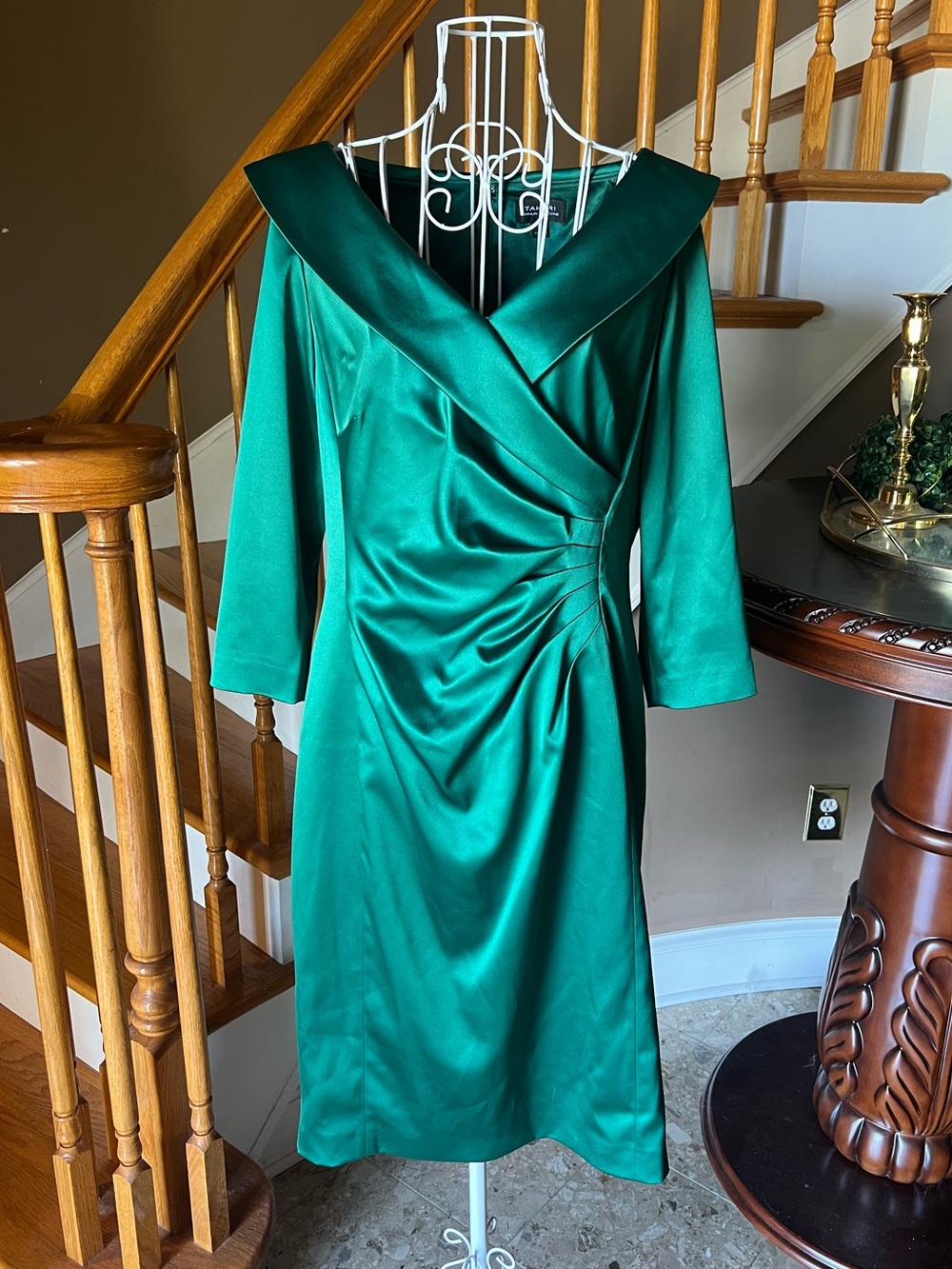 Tahari Emerald Green Ruched Sheath Dress Cocktail Festive Party Holiday Size 12